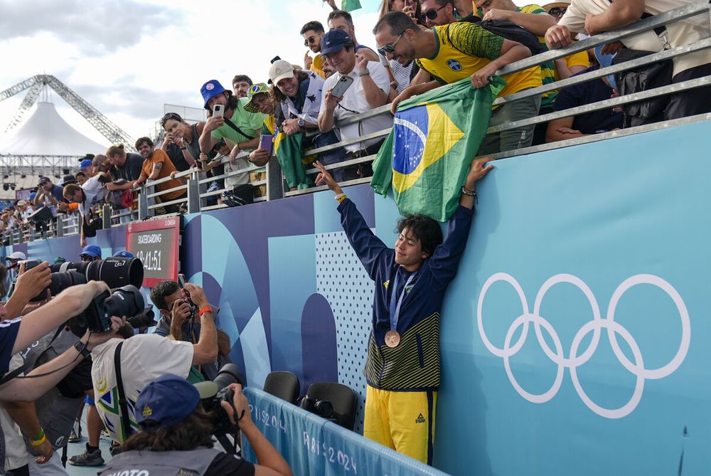 日系偶像選手爆紅！23歲巴西滑板手Augusto Akio巴黎奧運勇奪銅牌，領獎笑容融化一票日本少女心！-9