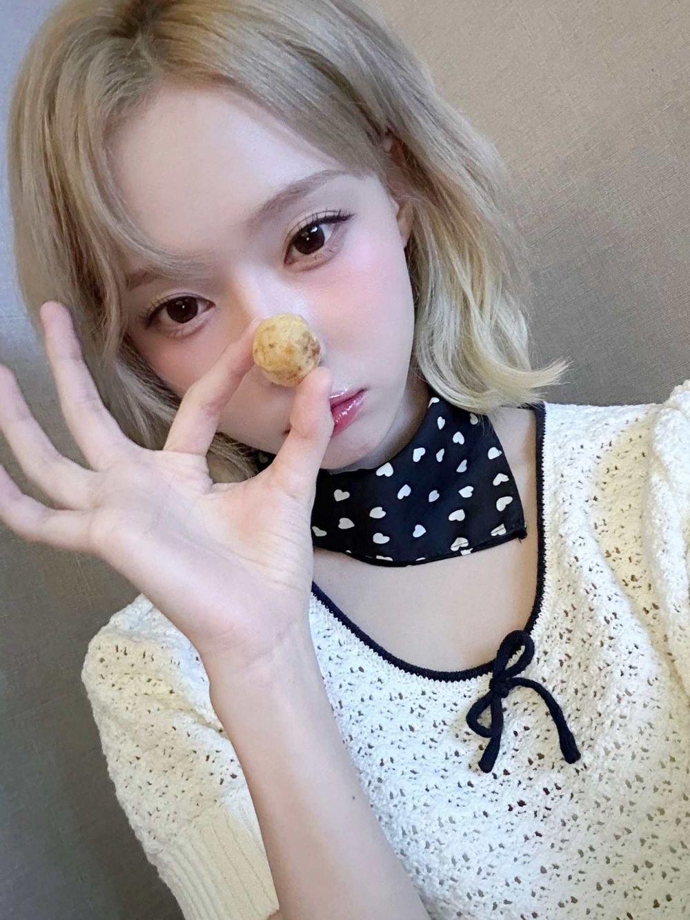 aespa Winter深夜狂發義美小泡芙合照！自爆：太好吃了，我吃了三包！還迷上「這間」黑糖珍奶！-2