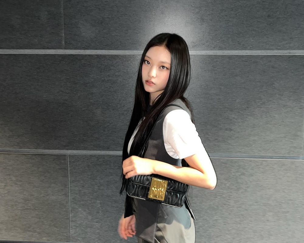 Jisoo看個電影也美成這樣？穿牛仔褲「不科學腰臀比」太狂！這身材我下輩子先預訂！-8