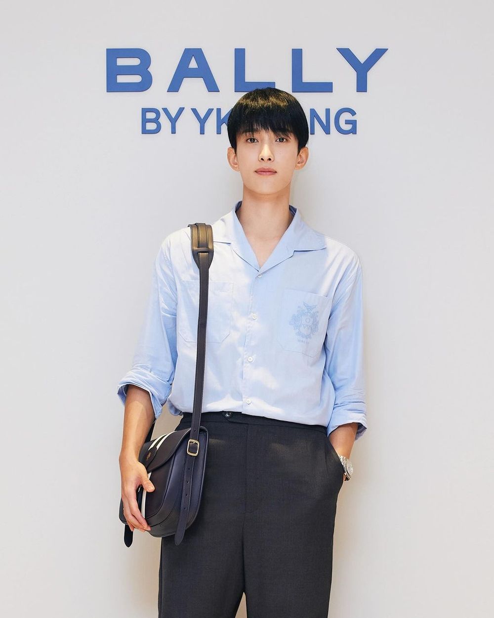 BALLY流量密碼來了！DK李碩珉「厚胸膛+大長腿」性感職員造型、克拉都融化！-5