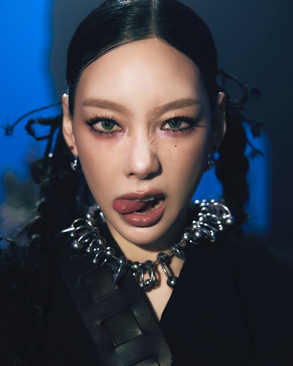 子瑜完美駕馭藍色眼影！女團愛豆同款眼妝畫法，NMIXX只用單色就能放大雙眼、深邃眼神！-2
