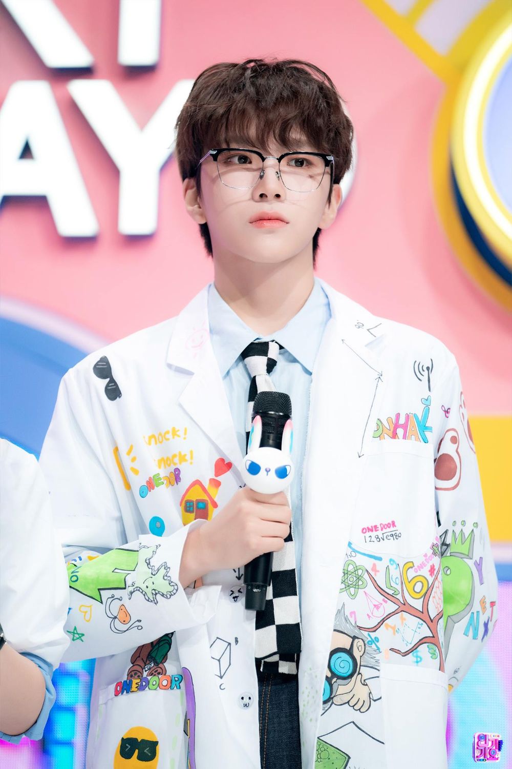 韓網票選最帥「眼鏡美男」偶像TOP7！I.N、圓佑眼鏡造型難以抵擋，秀彬「初戀學長」超帥，冠軍果然是他！-6