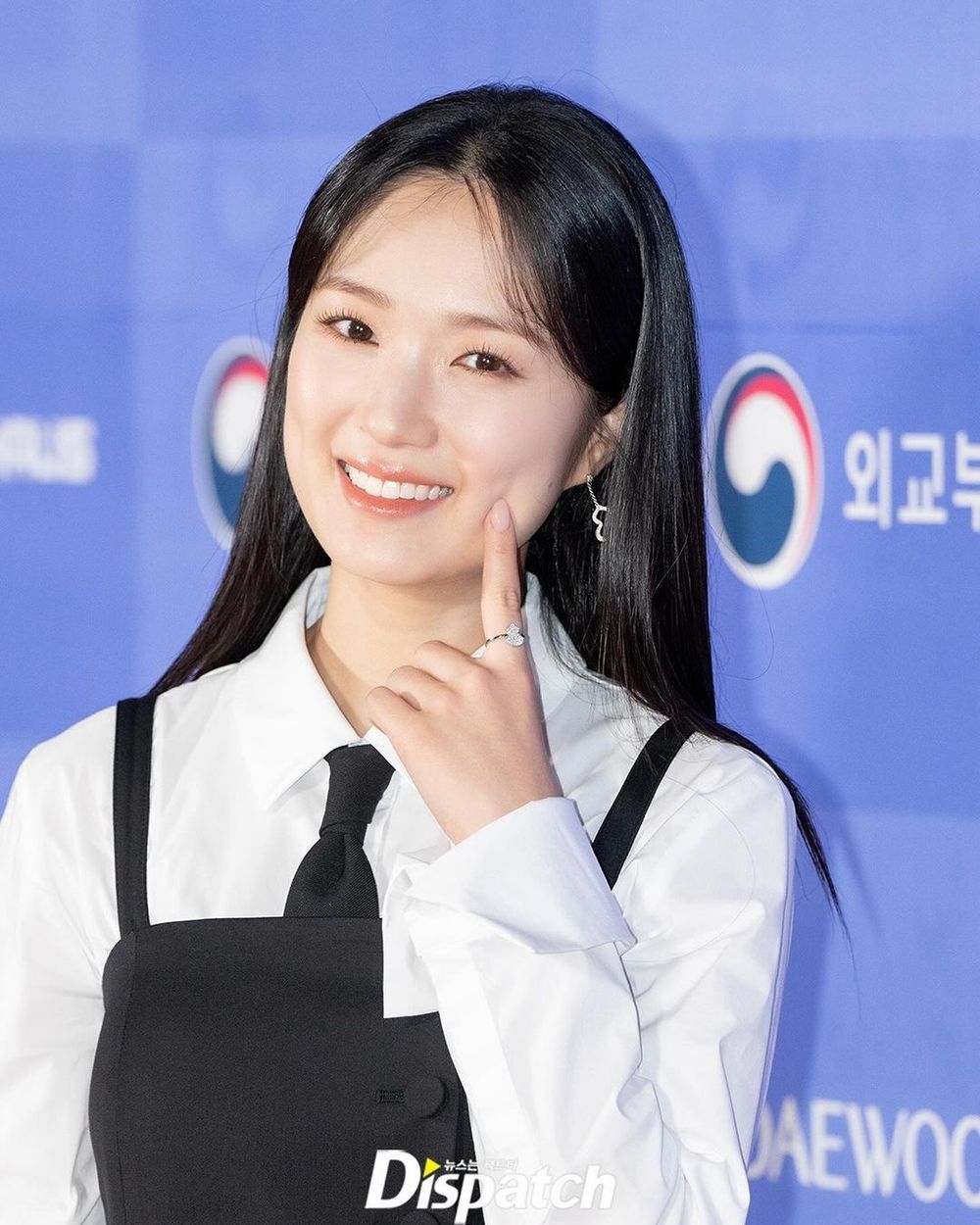 是成熟版小率公主！金惠奫穿「女強人套裝」去領獎啦！身上珠寶品牌也搶進駐了！-6