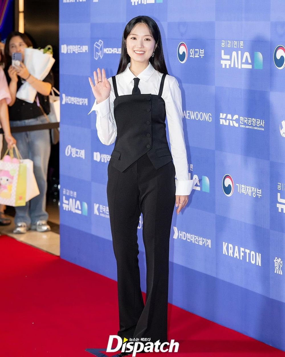 是成熟版小率公主！金惠奫穿「女強人套裝」去領獎啦！身上珠寶品牌也搶進駐了！-7