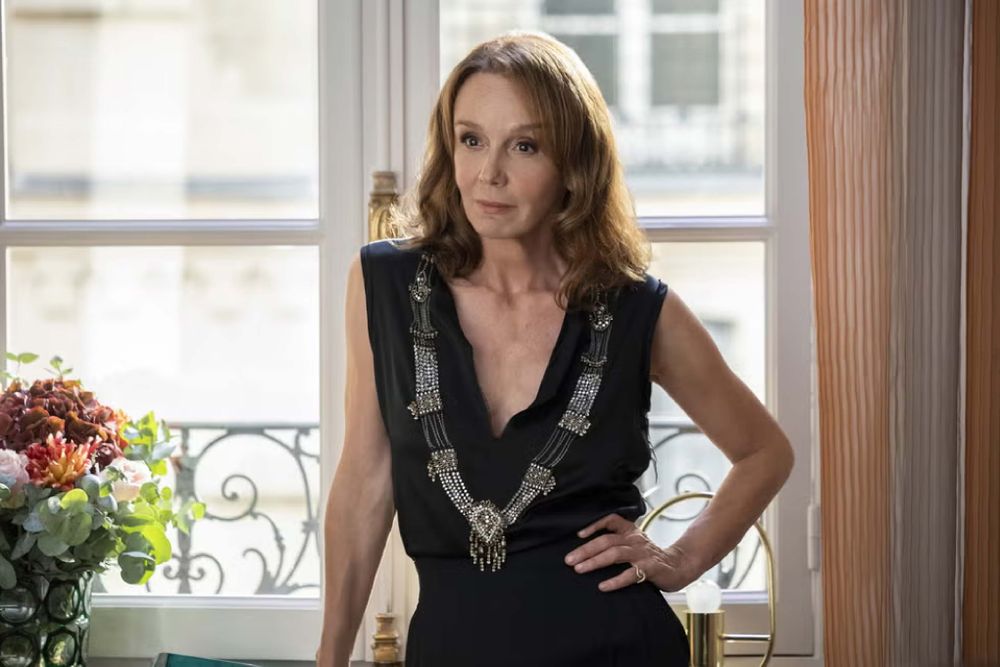 Netflix《艾蜜莉在巴黎4》女上司Sylvie竟61歲了？！微辣鬆弛感才是真法國女人！-3