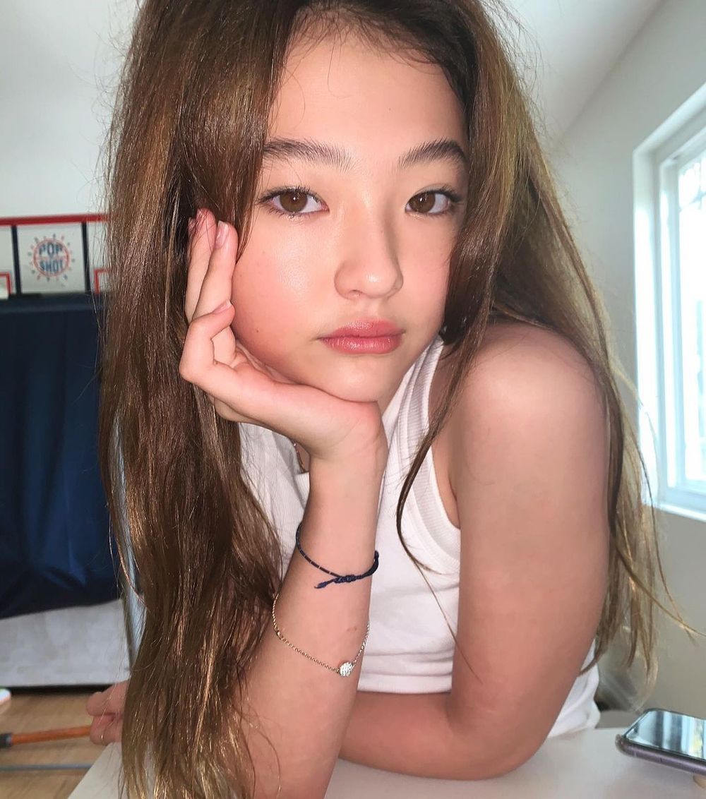 MEOVV第一個公布的成員是她！當年混血小Jennie長大了！成Rosé師妹、還是YG團寵？-5