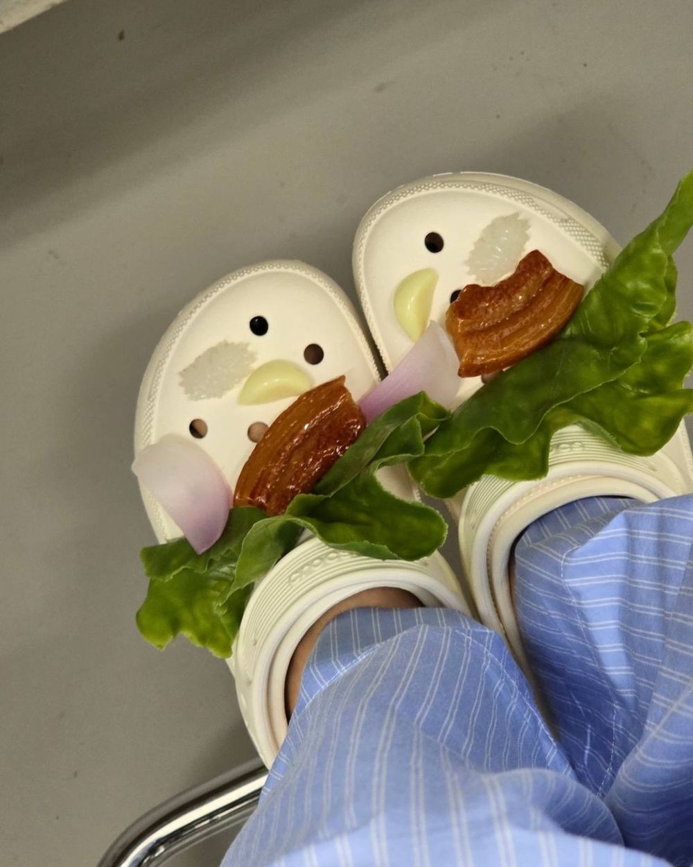 金采源太餓了？！腳踩Crocs鞋扣是「生菜包肉」笑爆網友！同款洞洞鞋得買起來！-3