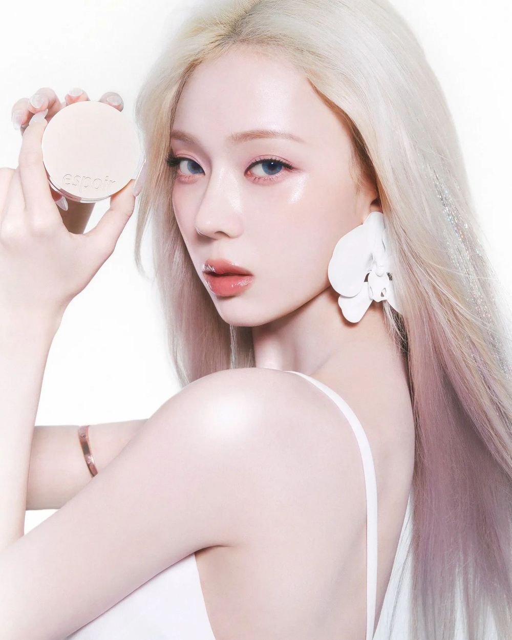  Winter化身空靈仙子！代言espior全新水光氣墊粉餅，形象廣告美到全網暴動！-3