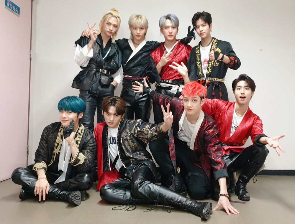 韓網熱議6組令人印象深刻的偶像韓服舞台造型！Stray Kids舞台帥炸，BLACKPINK「改良式韓服」掀熱搜！-13
