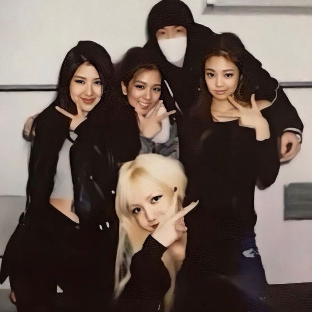BLACKPINK王牌製作人Teddy新女團「MEOVV」成員公開！驚豔美貌引全網熱議，預計9月出道！-2