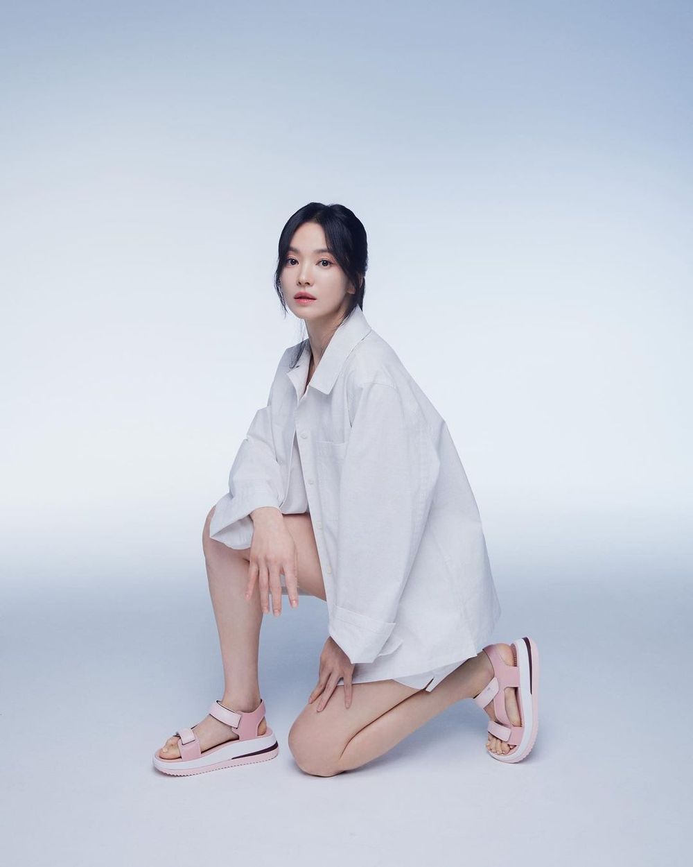 沒有姐駕馭不了的品牌！宋慧喬宣布代言Fitflop「超細漫畫腿」拖鞋看了都想買一雙！-6