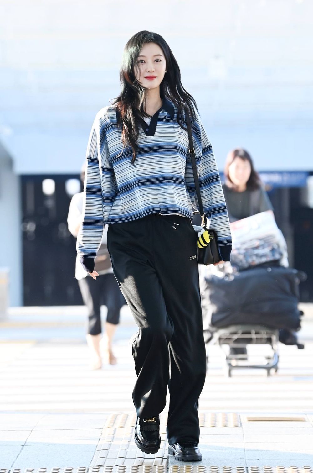 金智媛全套CELINE「青春女大穿搭」現身機場！手拎爆款新包、美到空氣都是香的！-4