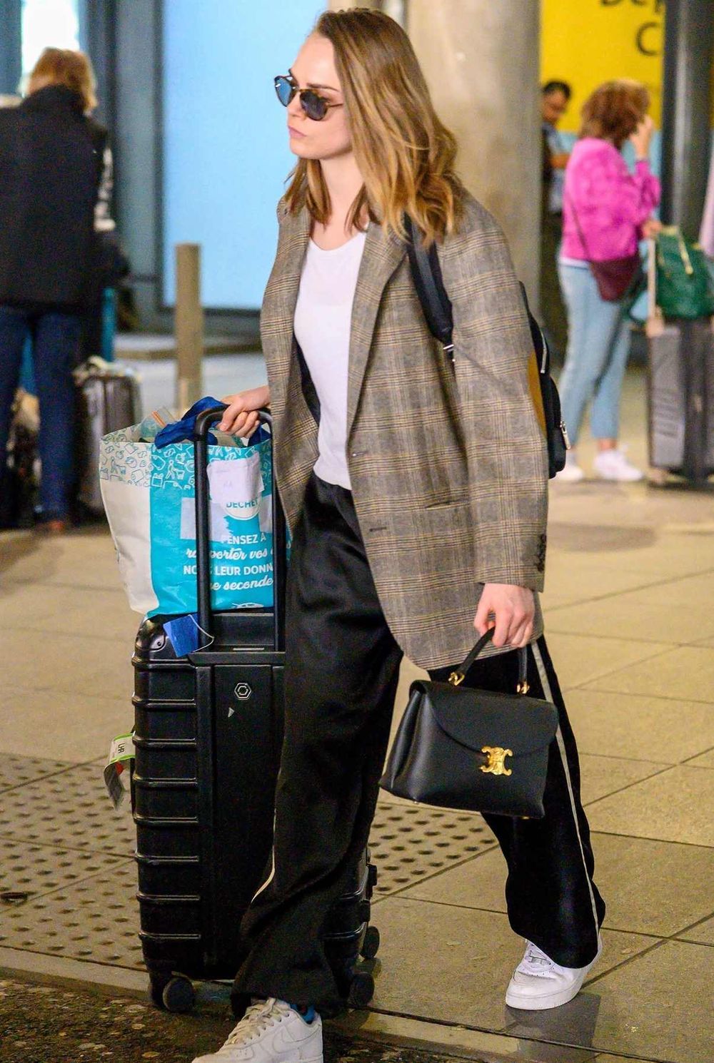 金智媛全套CELINE「青春女大穿搭」現身機場！手拎爆款新包、美到空氣都是香的！-7