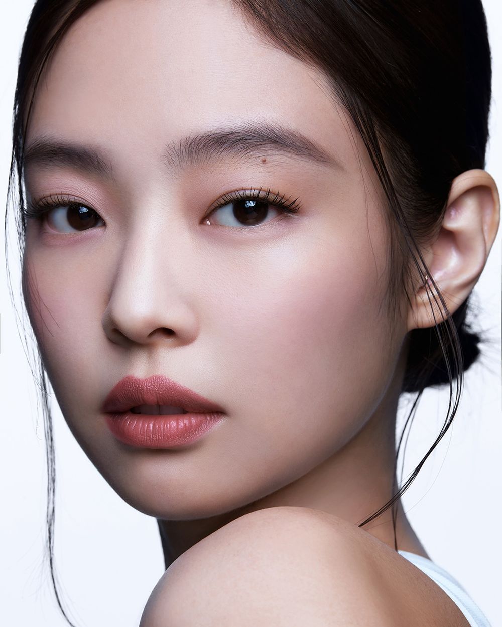 Jennie拍攝HERA形象大片、美出新高度！演繹三種高級感妝容、同款彩妝不私藏公開！-2