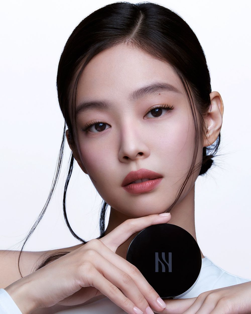 Jennie拍攝HERA形象大片、美出新高度！演繹三種高級感妝容、同款彩妝不私藏公開！-3