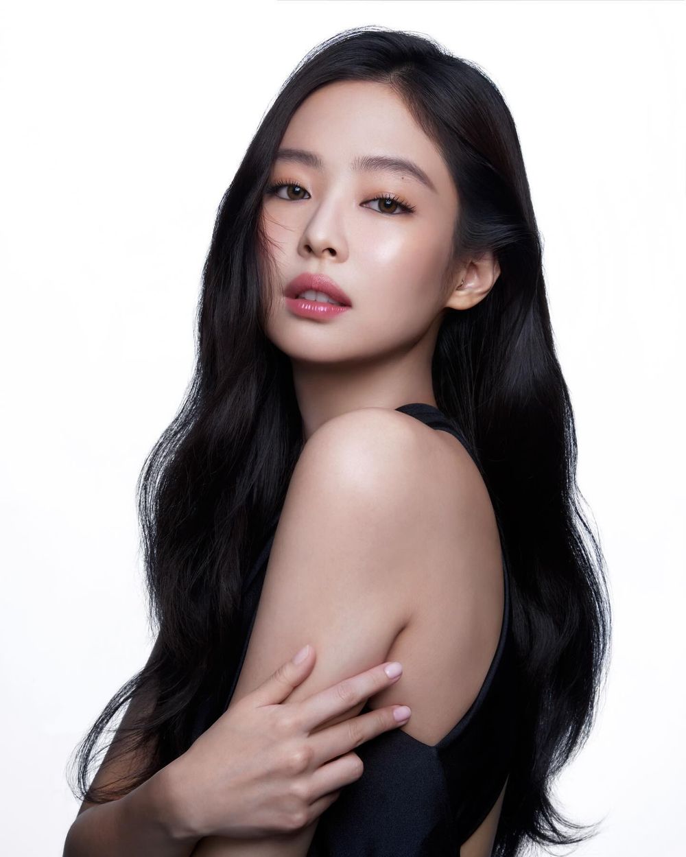 Jennie拍攝HERA形象大片、美出新高度！演繹三種高級感妝容、同款彩妝不私藏公開！-6