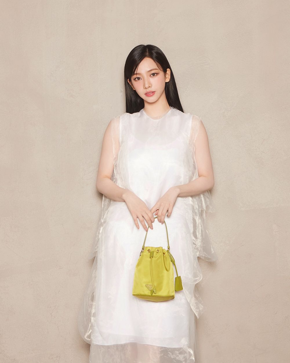 終於等到了！Karina確定拿下PRADA品牌大使！官宣形象照仙氣爆棚！-5