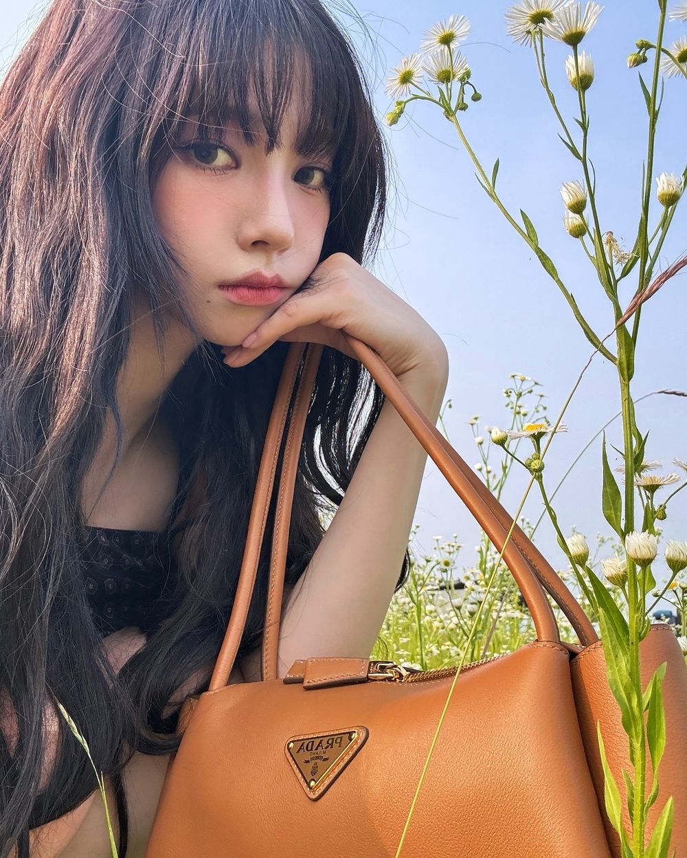 終於等到了！Karina確定拿下PRADA品牌大使！官宣形象照仙氣爆棚！-6