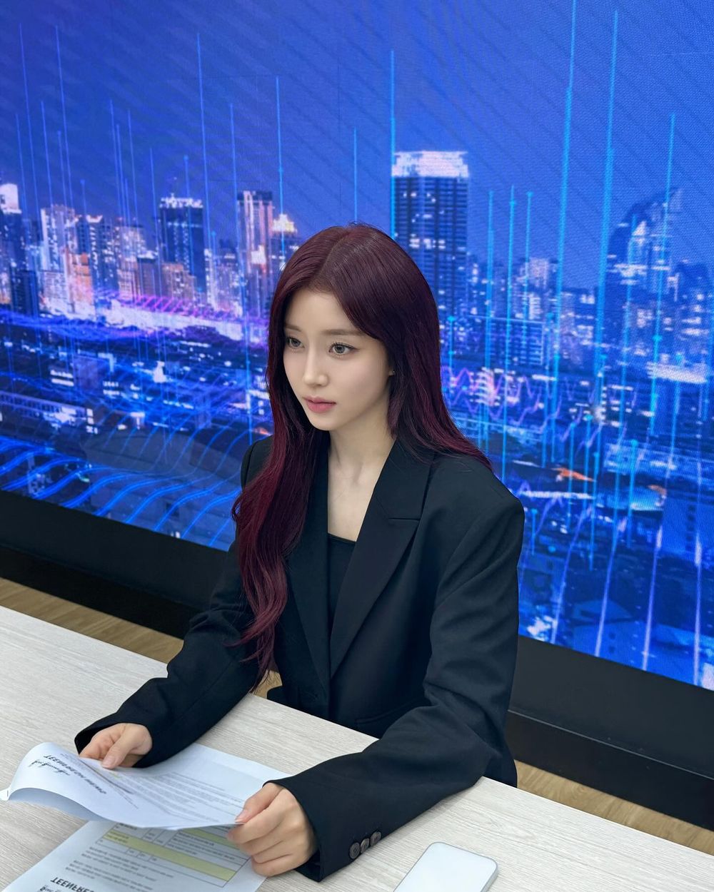 韓網熱議6位擁有「主播相」的女偶像！海嫄、安俞真都上榜，Minji穿正裝看起來超專業-5