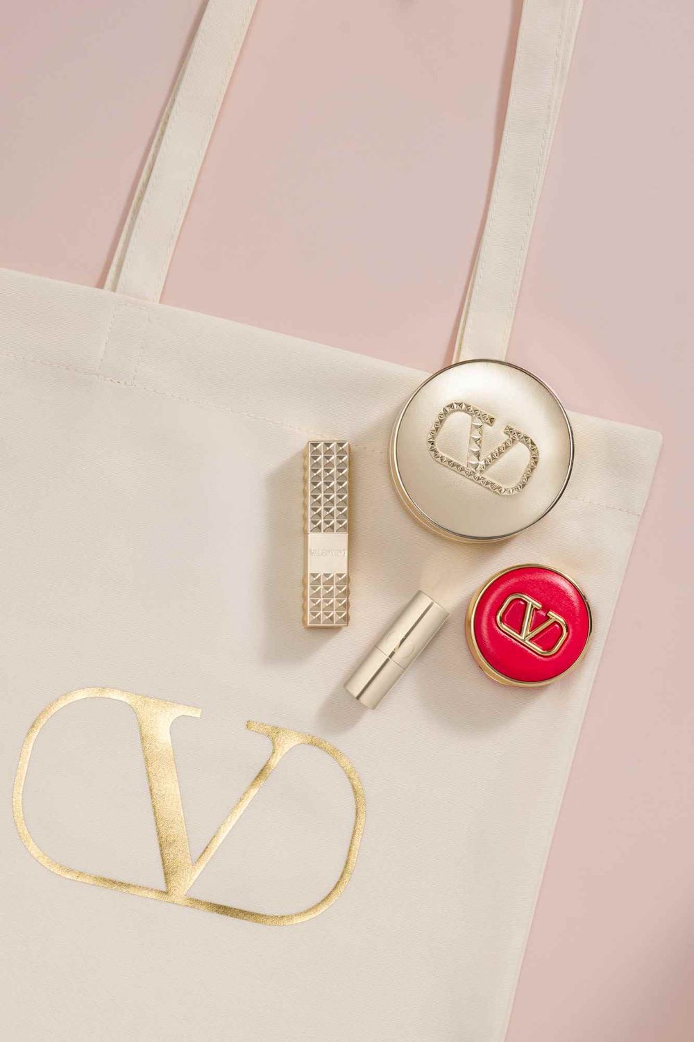 2024最奢華美妝打卡點！VALENTINO「奢金鉚釘快閃店」，巨型鉚釘唇膏、搶先體驗未上市新品！-9