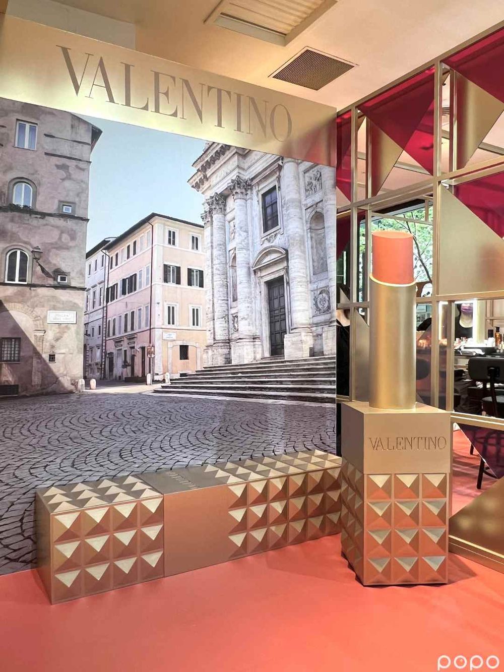 2024最奢華美妝打卡點！VALENTINO「奢金鉚釘快閃店」，巨型鉚釘唇膏、搶先體驗未上市新品！-10