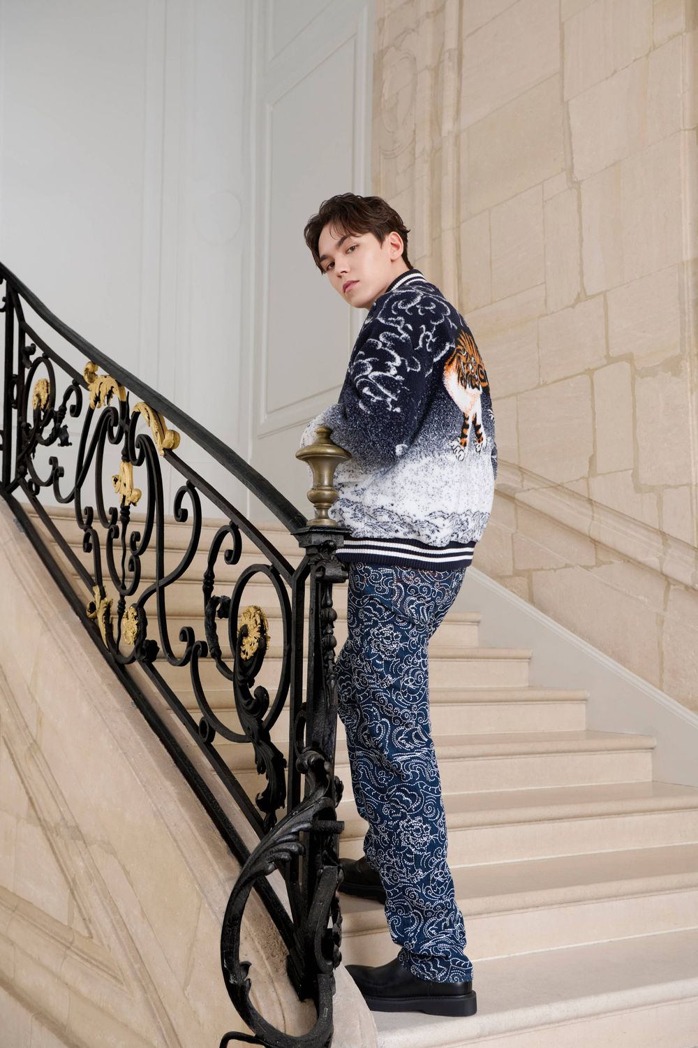 克拉的崔少爺來啦！Vernon拍KENZO畫報「混血帝王勾魂眼神」這張臉太優越！-6