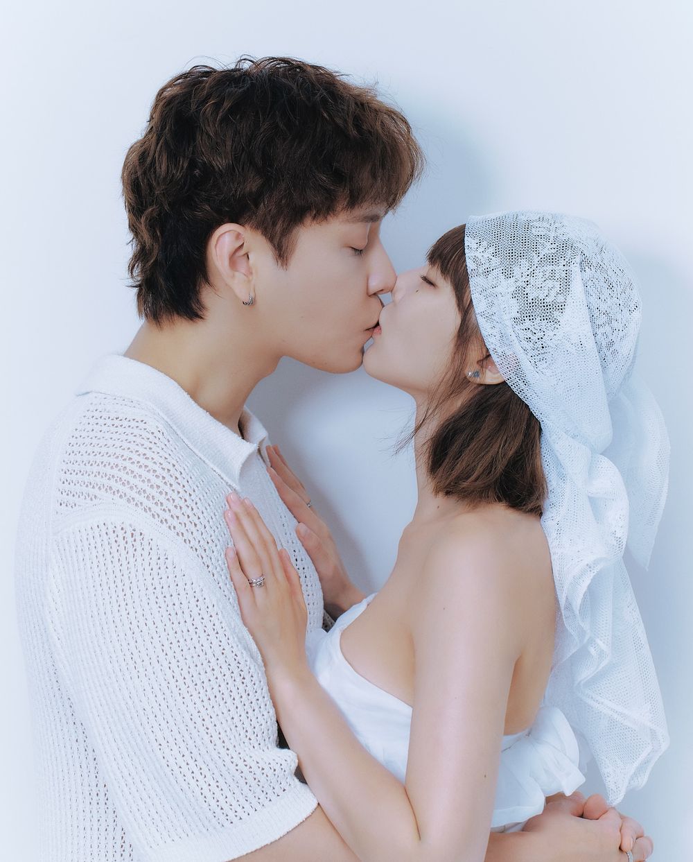 泫雅、龍俊亨狂發22張婚紗照！性感小野馬「超火辣尺度」三套婚紗全網爆討論！-3