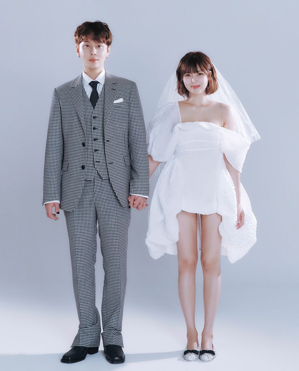 泫雅、龍俊亨狂發22張婚紗照！性感小野馬「超火辣尺度」三套婚紗全網爆討論！-6