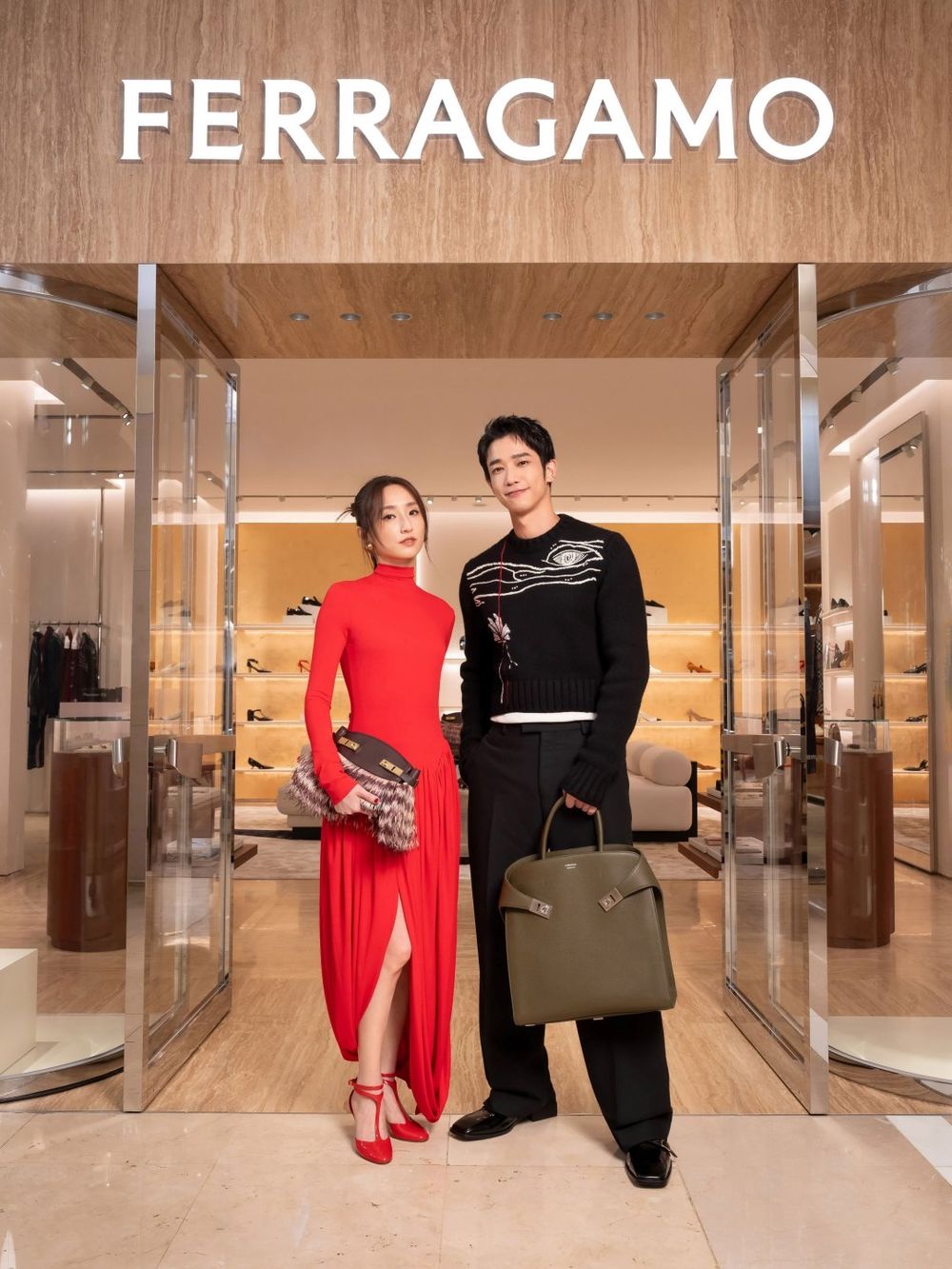 台中的朋友們快衝！Ferragamo超美新店開幕！夢幻玫瑰粉Hug包韓星都超愛！-1