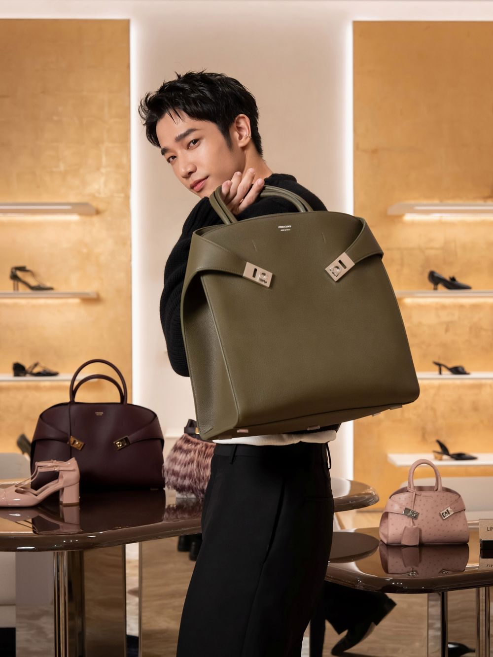 台中的朋友們快衝！Ferragamo超美新店開幕！夢幻玫瑰粉Hug包韓星都超愛！-2
