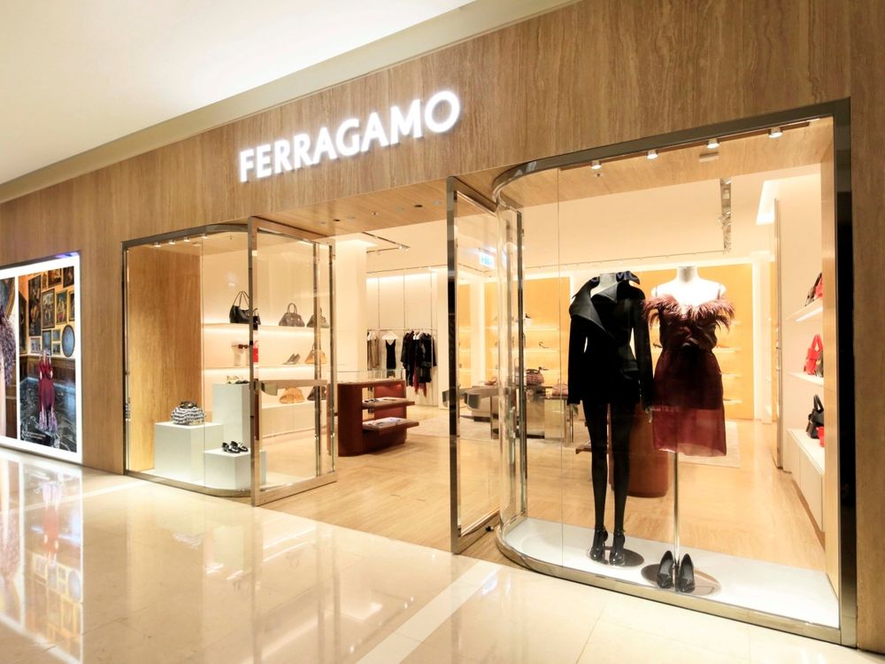 台中的朋友們快衝！Ferragamo超美新店開幕！夢幻玫瑰粉Hug包韓星都超愛！-5