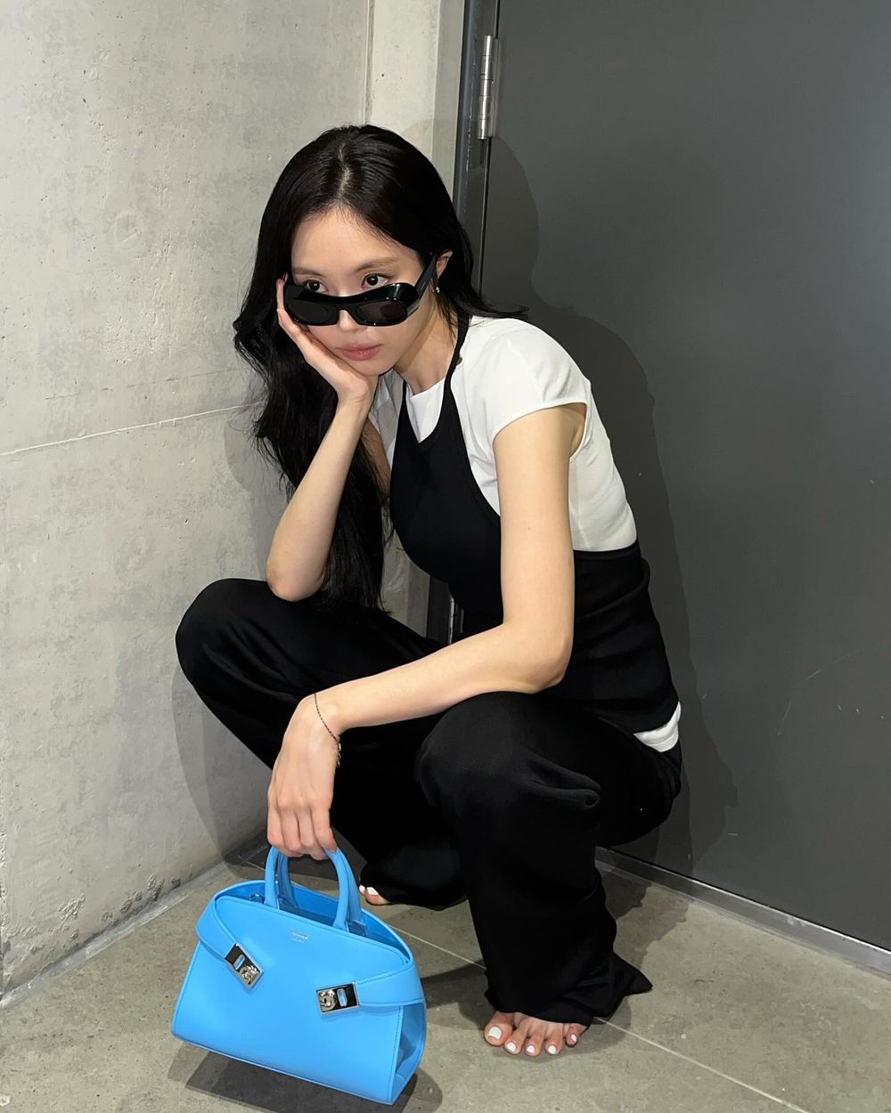 台中的朋友們快衝！Ferragamo超美新店開幕！夢幻玫瑰粉Hug包韓星都超愛！-15