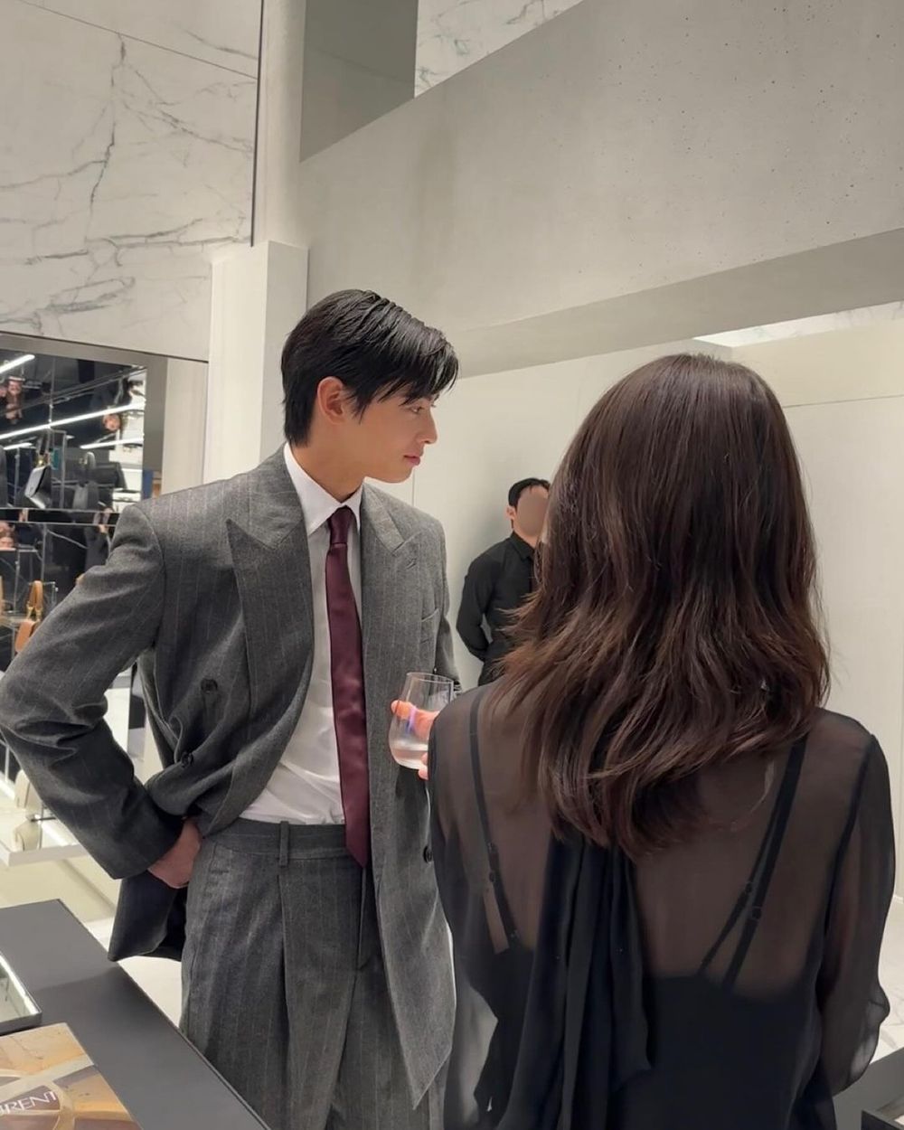 新一代YSL男女帝誕生！Rosé、車銀優合體「雕刻級」側顏，聖羅蘭真的太會挑！-9