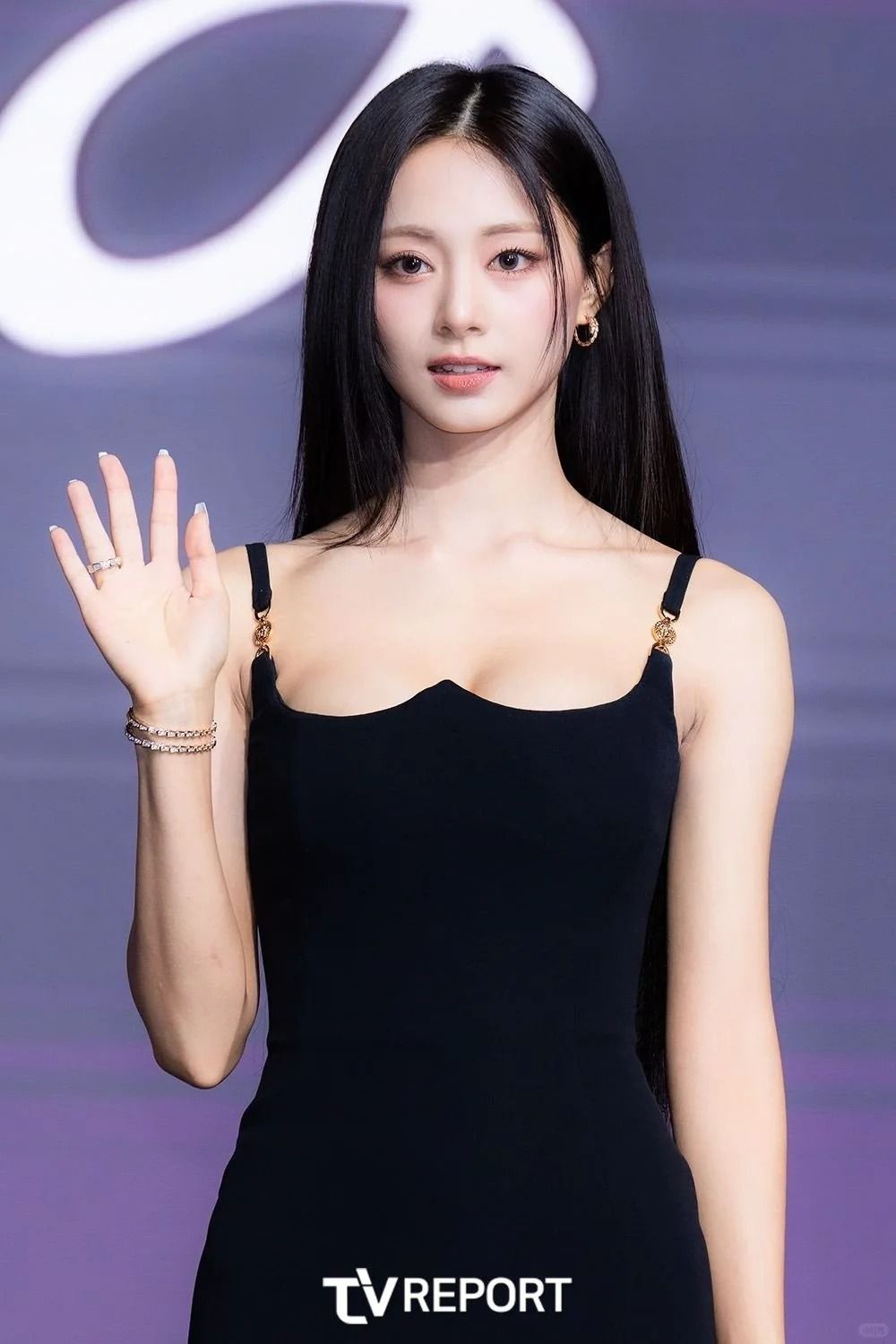 子瑜SOLO專輯記者會漂亮到不像話！Versace辣洋裝身材超好、連新聞照都美炸！-3