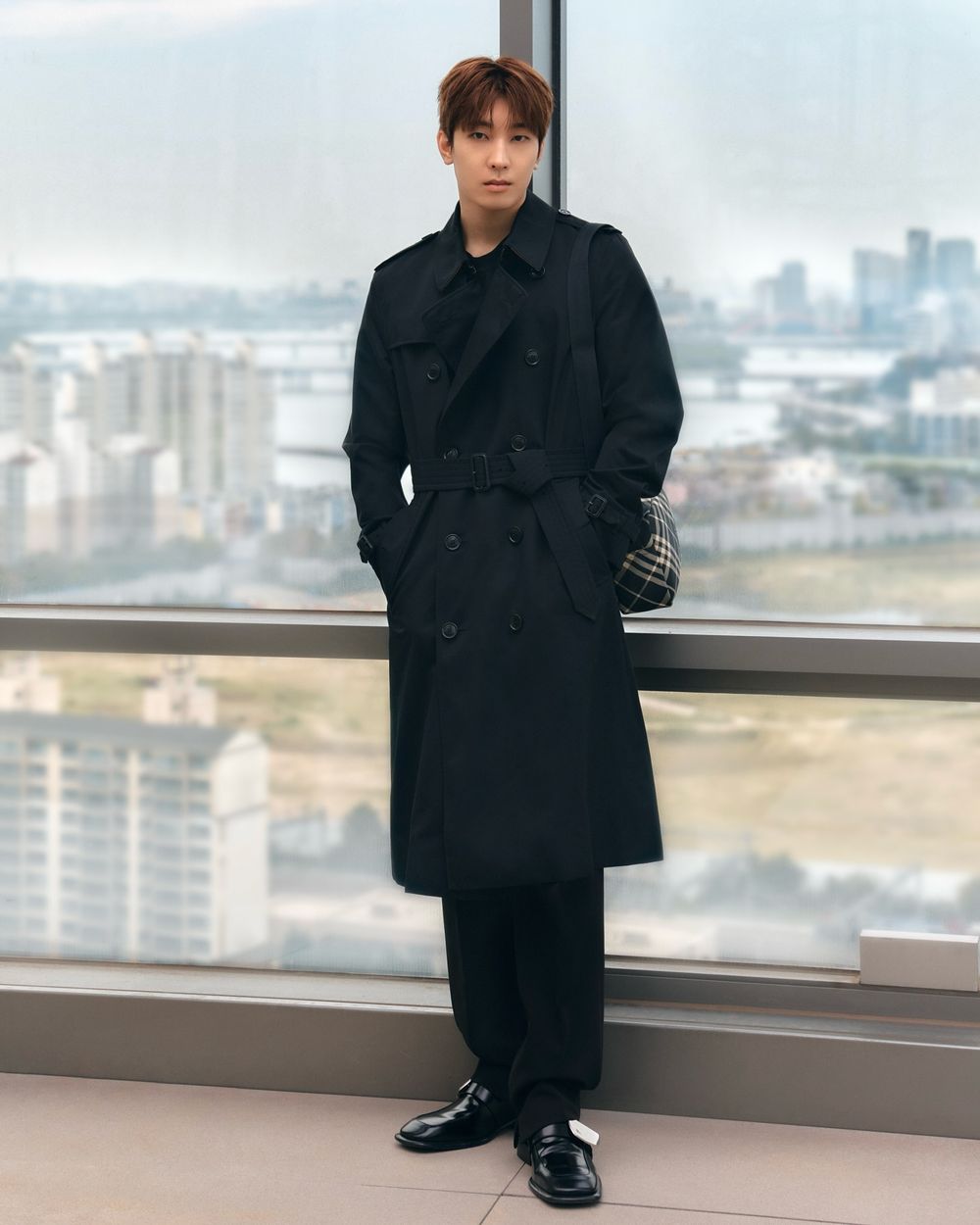 克拉的老公來了！SVT全圓佑IG狂更新Burberry「菁英上班族」穿搭太誘人！-4