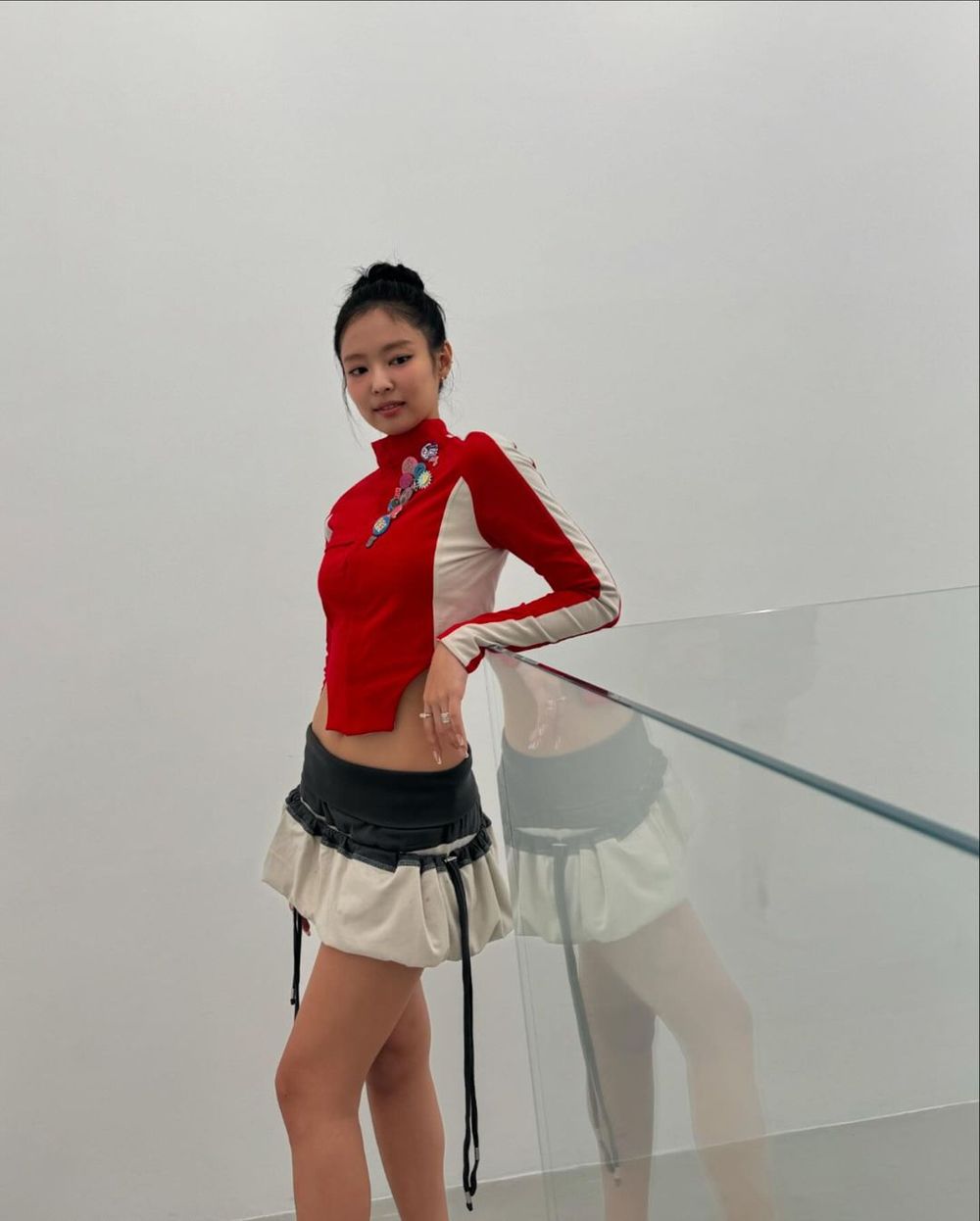 Jennie確定10月回歸！「迷你裙＋酒杯腿」預告照曝光，短裙穿搭就是金珍妮統治區！-7