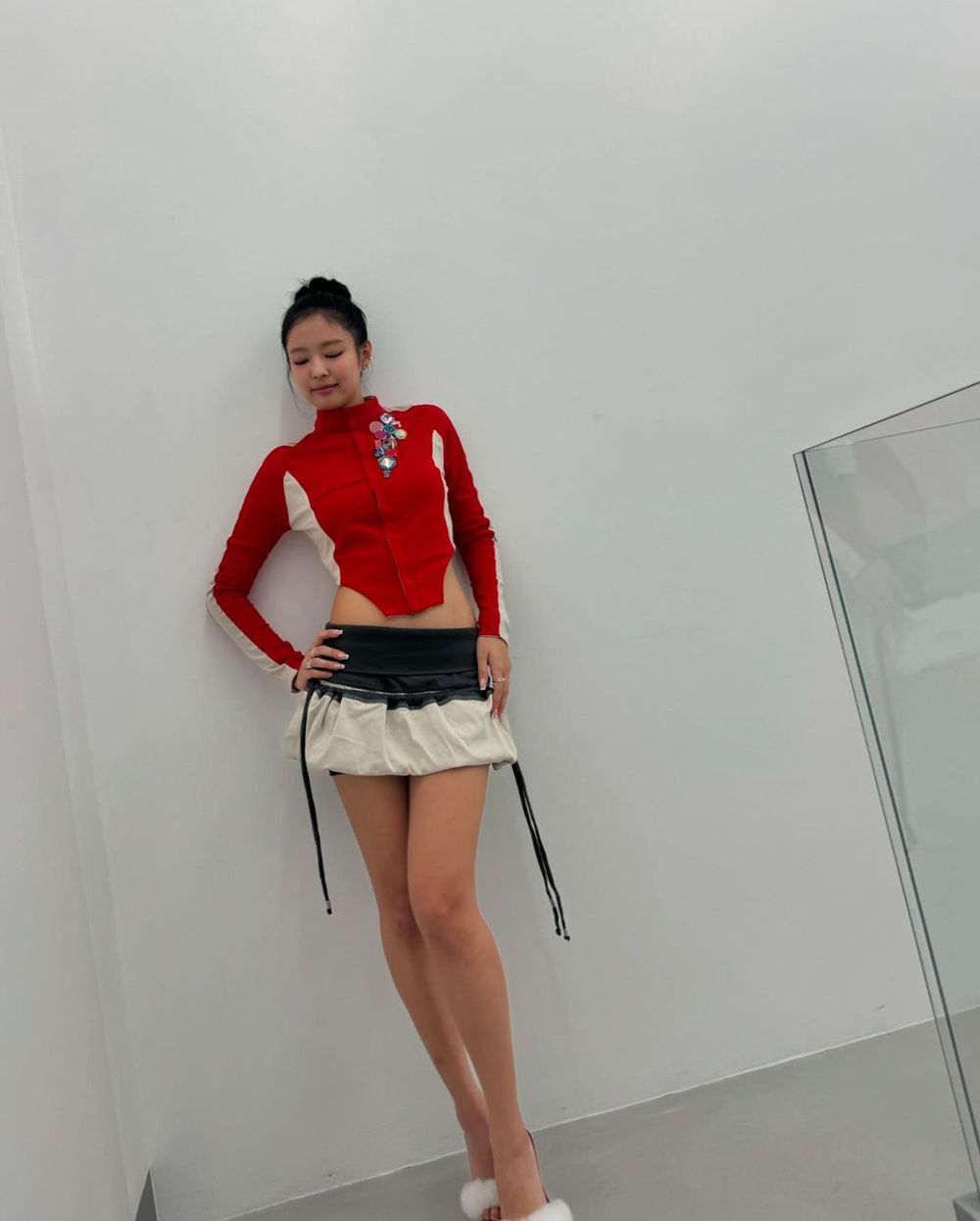 Jennie確定10月回歸！「迷你裙＋酒杯腿」預告照曝光，短裙穿搭就是金珍妮統治區！-6