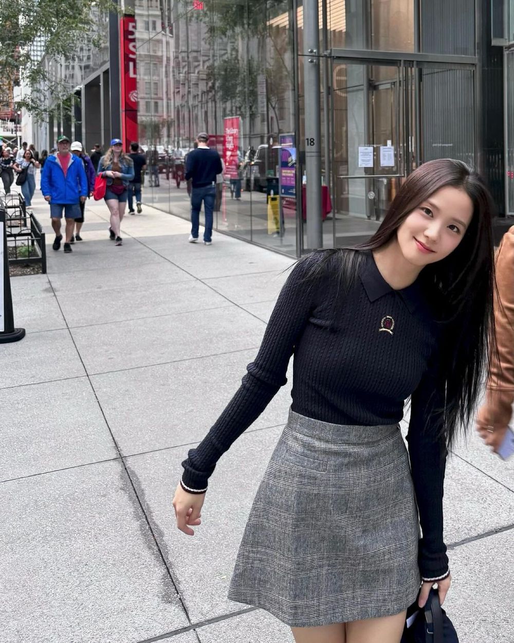 Tommy時裝周小隊太狂！紐約街頭捕捉野生Jisoo、Felix、李旻浩！龍馥小貓歪頭心臟爆擊！-6