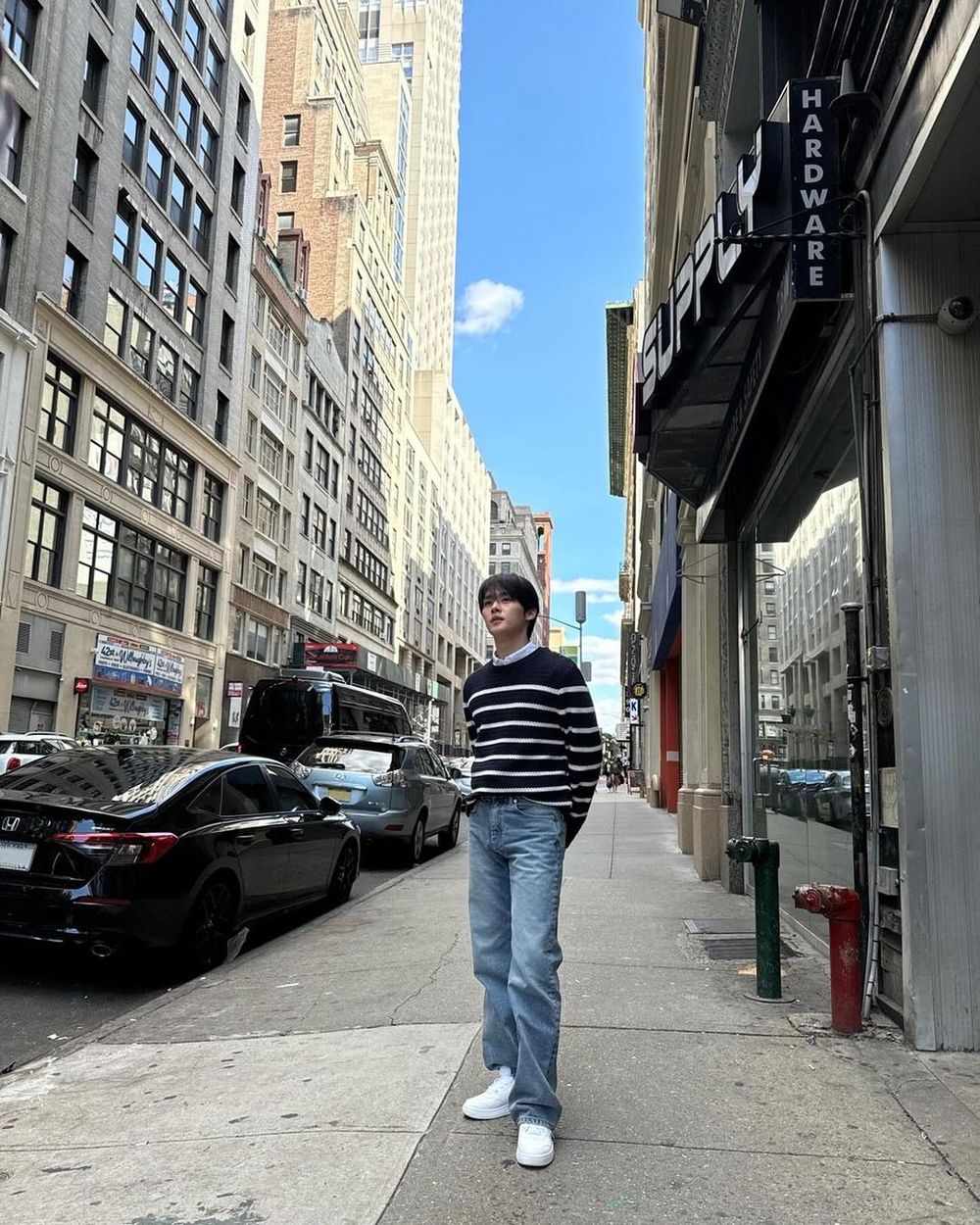 Tommy時裝周小隊太狂！紐約街頭捕捉野生Jisoo、Felix、李旻浩！龍馥小貓歪頭心臟爆擊！-12