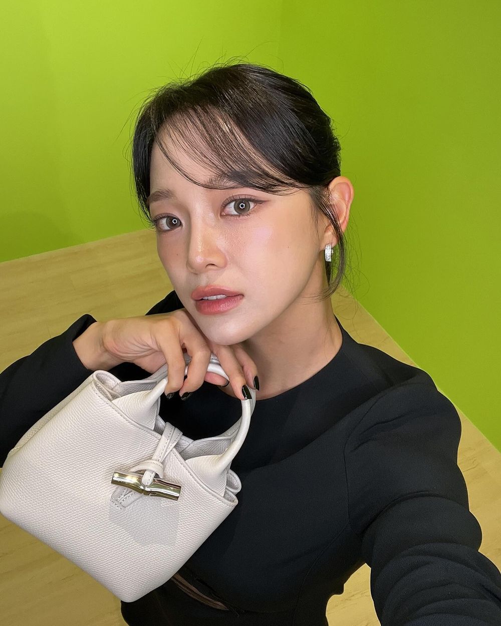 微精品時代來臨！超狂代言人陣容：金世正、多賢，連雨琦都快被Tory Burch簽下？！-13