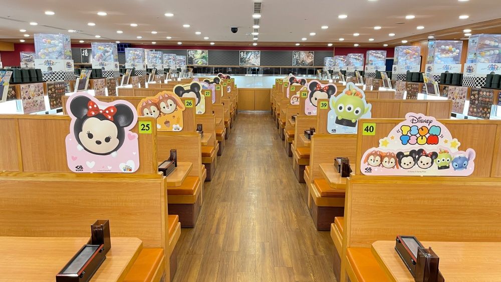 藏壽司扭蛋之亂還沒停？！最新迪士尼Tsum Tsum「鮭魚握壽司奇奇蒂蒂、玉子燒米奇」吊飾全都Q翻！-4