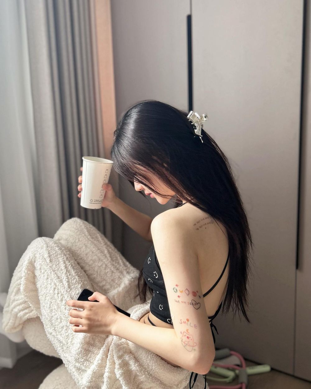 新劇《許我耀眼》趙露思短髮造型曝光！歷年髮型盤點，性感鎖骨髮、頭包臉層次剪，都是顯小臉最佳範本！-7