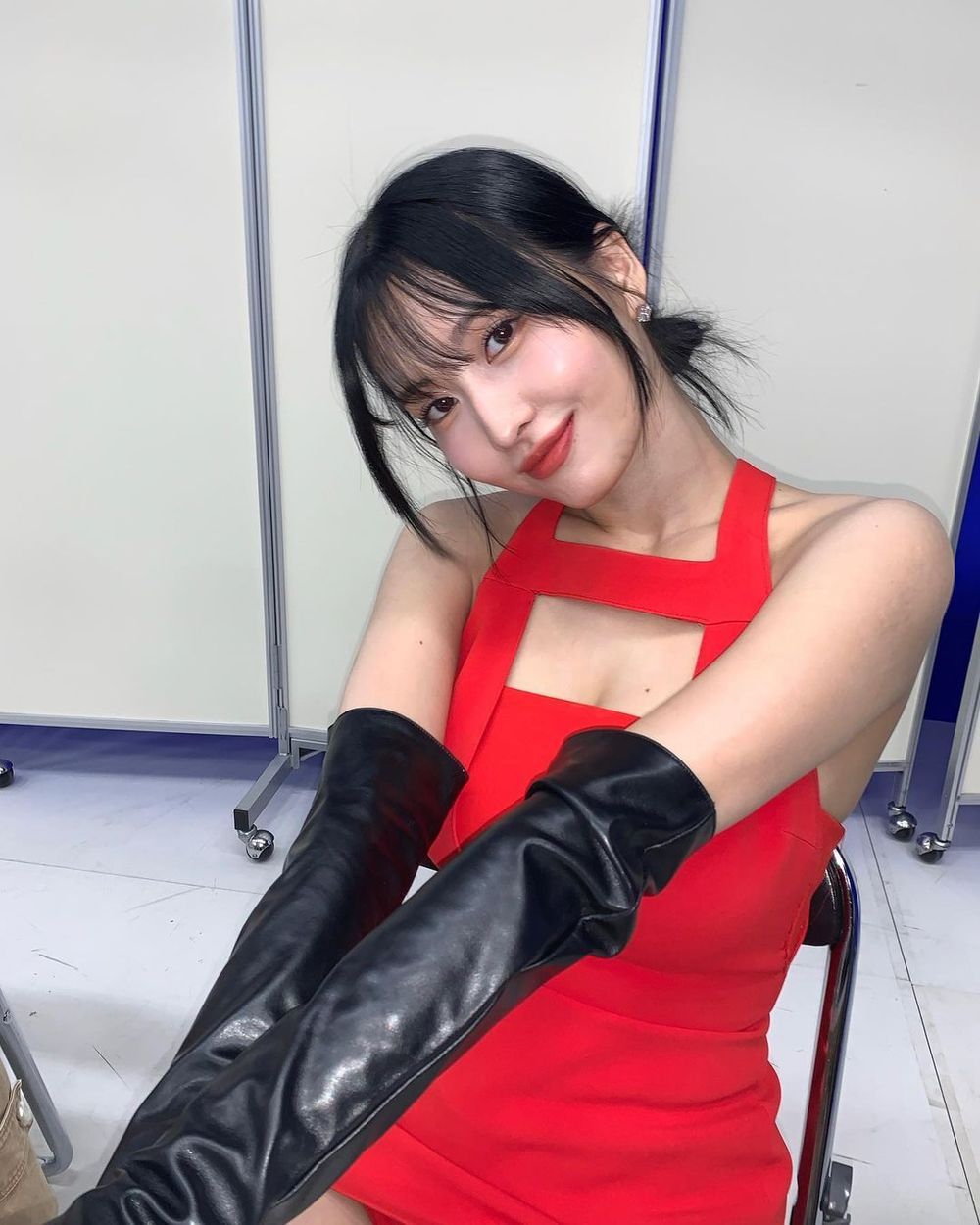 金髮平井桃好美！Momo火辣短洋裝「人間天使身材」出發鬼塚虎米蘭時裝周！-6