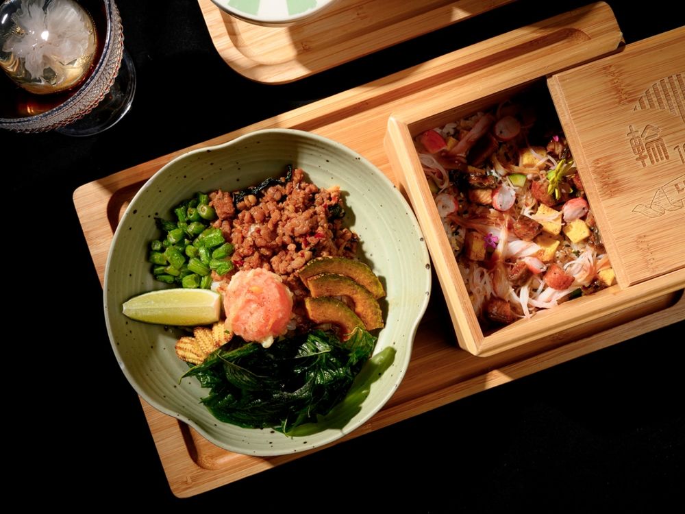 台北最美火車餐廳輪輪1976推異國風「午午餐」！打拋雞飯、炸豬排飯搭鮭魚握壽司超爆療癒！-4