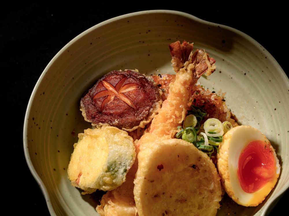 台北最美火車餐廳輪輪1976推異國風「午午餐」！打拋雞飯、炸豬排飯搭鮭魚握壽司超爆療癒！-6