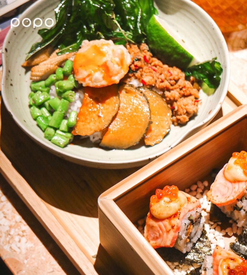 台北最美火車餐廳輪輪1976推異國風「午午餐」！打拋雞飯、炸豬排飯搭鮭魚握壽司超爆療癒！-14
