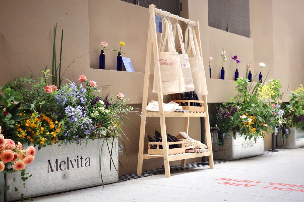 Melvita藍瓶花水40週年推「吳一無二」限定聯名點心！UR LIVING南西1店打造超美法式花牆小巷，最美打卡點！-12