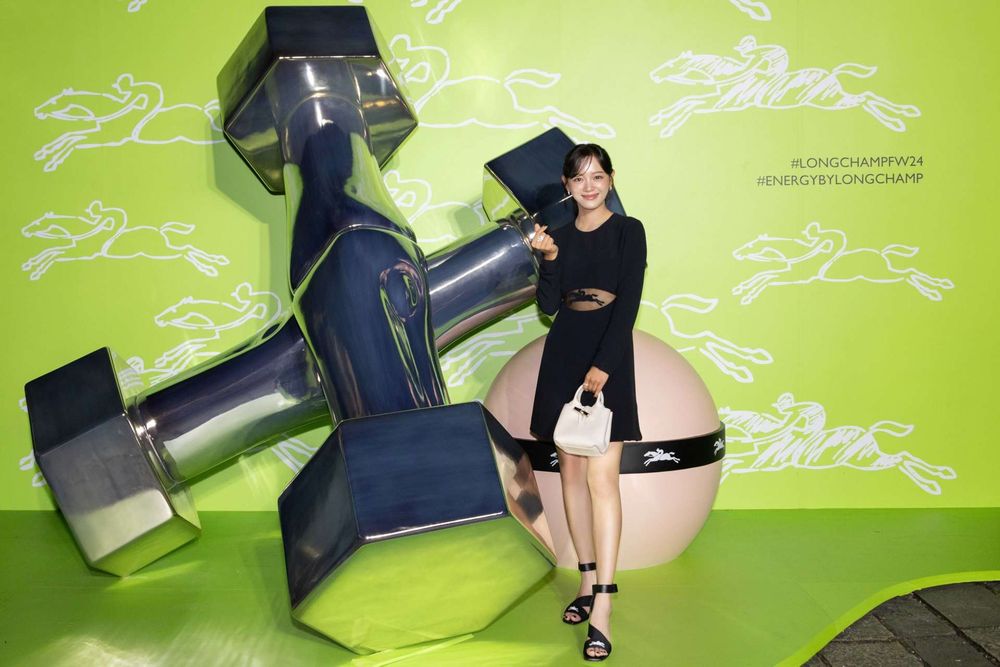 金世正本人更美！天使身材降臨LONGCHAMP活動，一出場就中文問候：吃飯了沒？-10