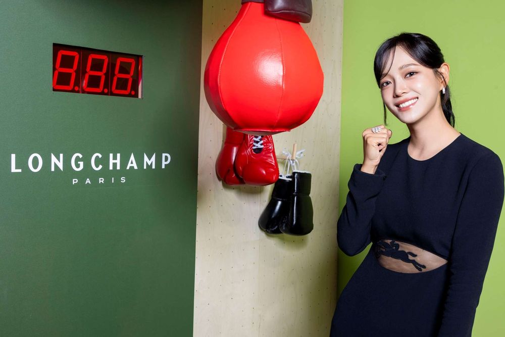 金世正本人更美！天使身材降臨LONGCHAMP活動，一出場就中文問候：吃飯了沒？-11