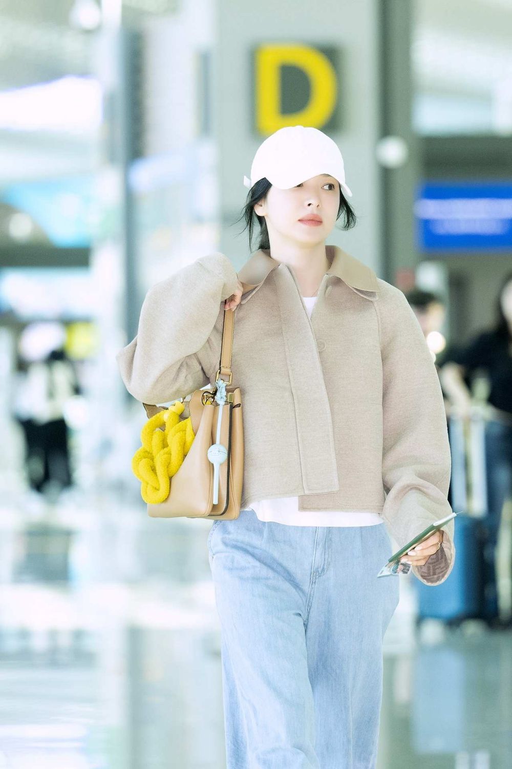宋慧喬出發米蘭FENDI大秀？！防腐級美貌「牛仔褲+白T」也美到像在演韓劇！-9